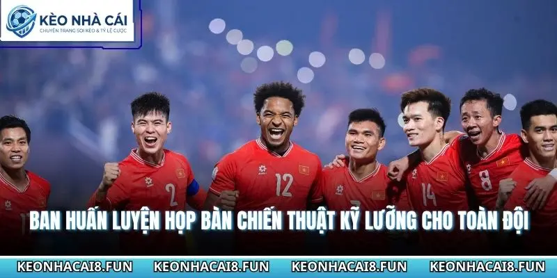 Ban huấn luyện họp bàn chiến thuật kỹ lưỡng cho toàn đội