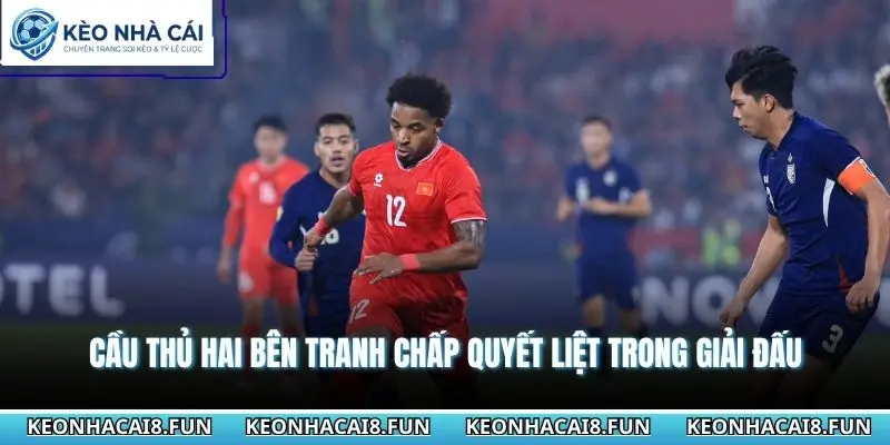 Thành Tích Đối Đầu Của Đội Tuyển Việt Nam Với Thái Lan 2 Cầu thủ hai bên tranh chấp quyết liệt trong giải đấu