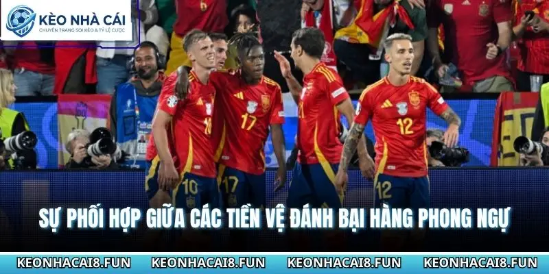Sự phối hợp giữa các tiền vệ đánh bại hàng phong ngự